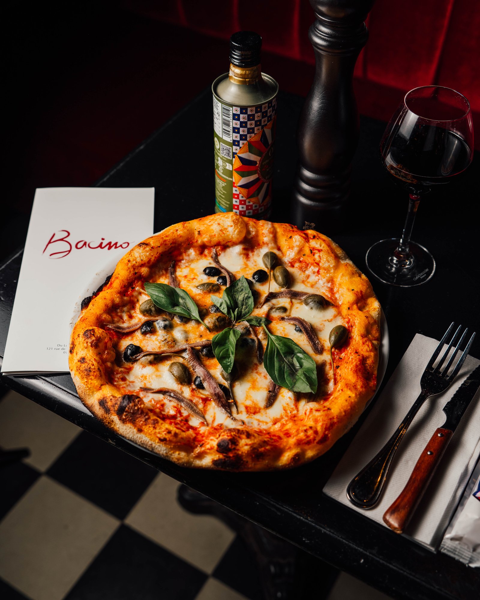 Restaurant italien Paris 17 Bacino vous accueille dans un cadre chaleureux avec pizzas, pâtes, plats faits maison et vins italiens.